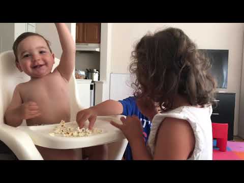 Baby Niko is eating popcorn / ნიკოს პირველი ბატიბუტი